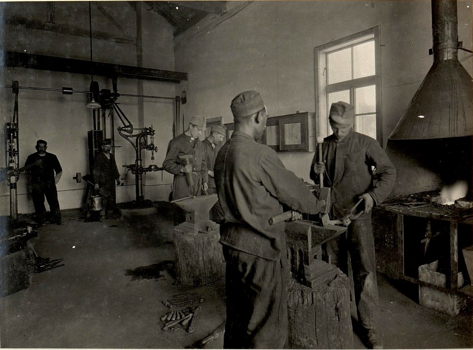 K.u.k. Verpflegs Feldausrüstungs Werkstätte in Villach, Maschinenraum mit Schmiede, aufgenommen am 25.V.1916 (BildID 15473185)