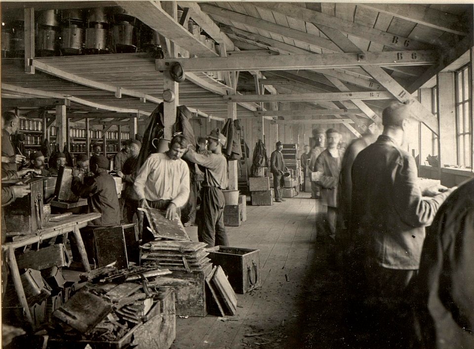 K.u.k. Verpflegsfeldausrüstungswerkstätte in Villach, Abteilung für Kochkisten Reparatur, aufgenommen am 25.V.1916 (BildID 15473157)