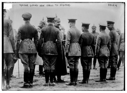 Kaiser giving iron cross to aviators LCCN2014699607