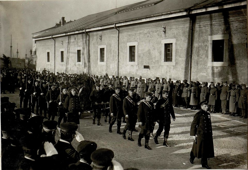 Kaiser Karl I. beim Begräbnis des an Lungenentzündung verstorbenen Grossadmirals Anton Haus in Pola, 10.2.1917 (BildID 15551281)