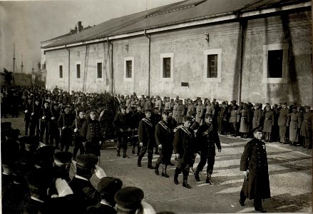 Kaiser Karl I. beim Begräbnis des an Lungenentzündung verstorbenen Grossadmirals Anton Haus in Pola, 10.2.1917 (BildID 15551281)