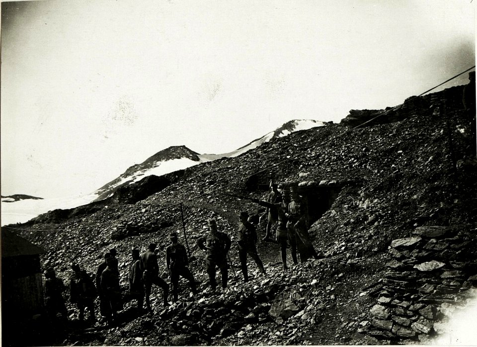 Kaiser Karl auf dem Verbandplatz der Dreisprachenspitze (BildID 15425453)