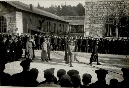 Kaiser Karl I. beim Begräbnis des an Lungenentzündung verstorbenen Grossadmirals Anton Haus in Pola, 10.2.1917 (BildID 15551309)