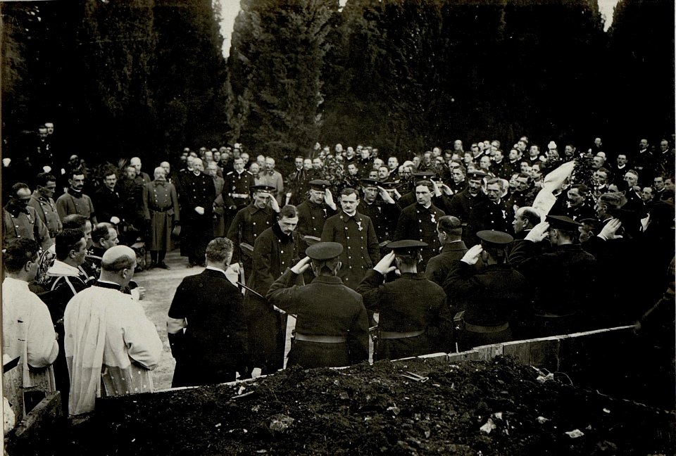 Kaiser Karl I. beim Begräbnis des an Lungenentzündung verstorbenen Grossadmirals Anton Haus in Pola, 10.2.1917 (BildID 15551337)