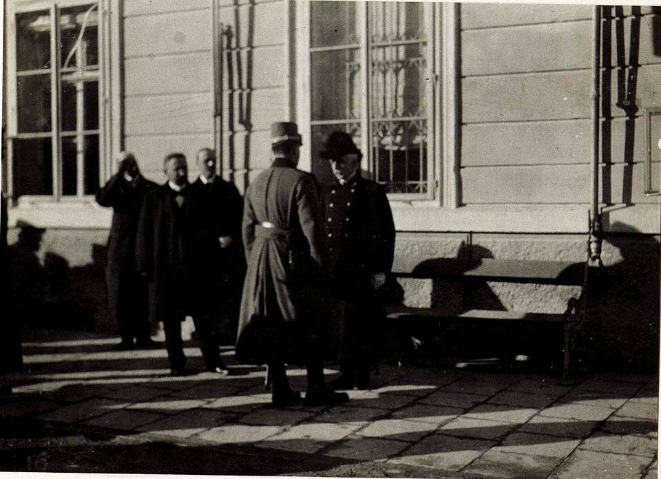 Kaiser Karl beim 14. Korps am 4.1.1916. Bruneck, im Gespräch mit dem Bezirkshauptmann. (BildID 15579629)