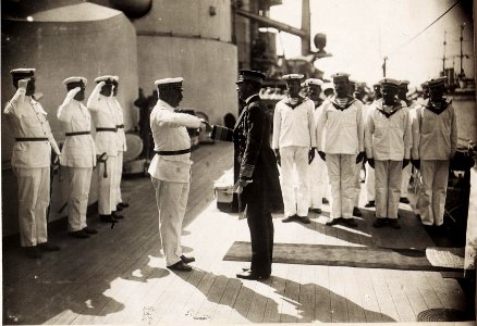 Kaiser Karl I. besichtigt Marineeinheiten in Pola, hier an Bord der Viribus Unitis (BildID 15565114)