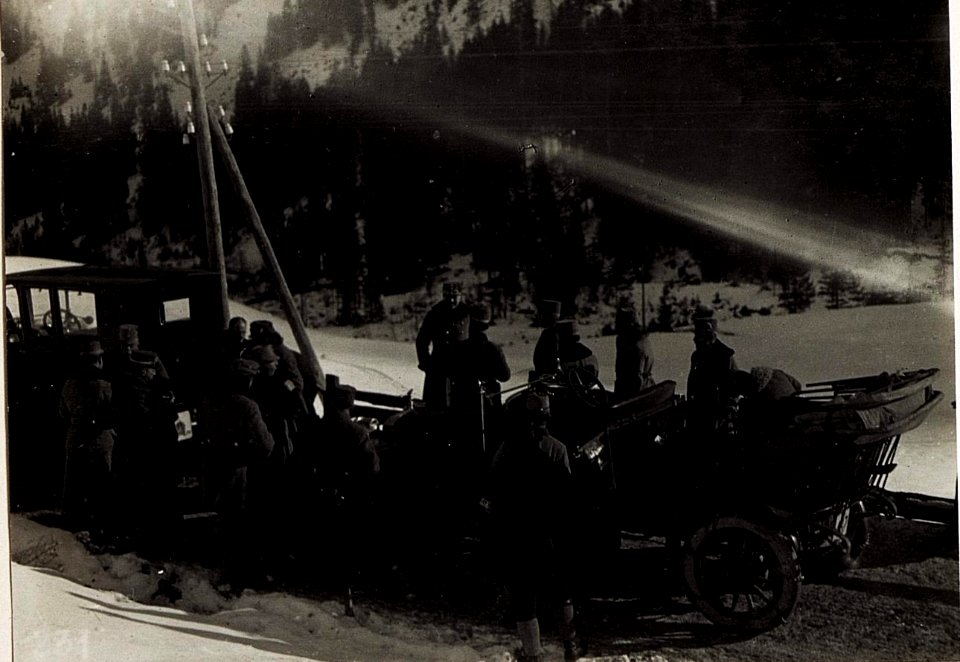 Kaiser Karl beim 14. Korps am 4.1.1916. Frühstück beim Auto nächst Stern. (BildID 15579671)