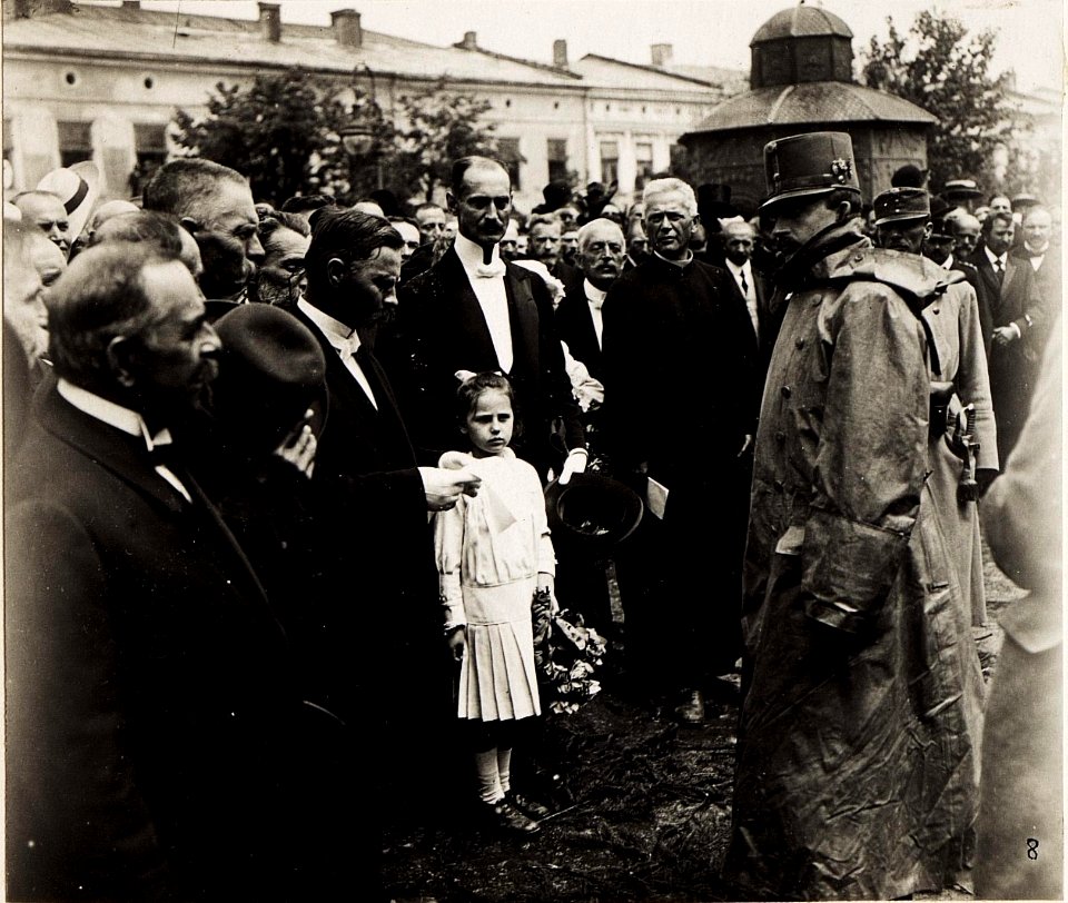 Kaiser Karl I. besucht am 29.7. Kolomea, das während der Gegenoffensive in Galizien zurückerobert wurde. (BildID 15566536)