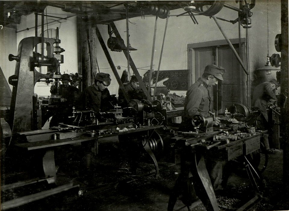 K.u.k.Kraftwagen Werkstätte in der Cellulosefabrik Villach. Arbeits Maschinenhalle. (BildID 15468235)
