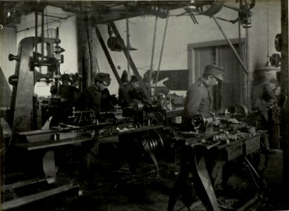 K.u.k.Kraftwagen Werkstätte in der Cellulosefabrik Villach. Arbeits Maschinenhalle. (BildID 15468235)