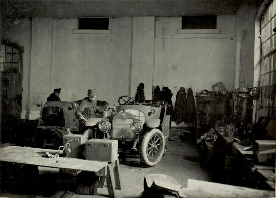 K.u.k.Kraftwagen Werkstätte in der Cellulosefabrik Villach. Lakiererei. (BildID 15468144)