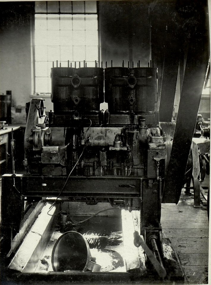 K.u.k.Kraftwagen Werkstätte in der Cellulosefabrik Villach. Motoreinlauf Station mit einem 70 HP Knight Motor. (BildID 15468186)