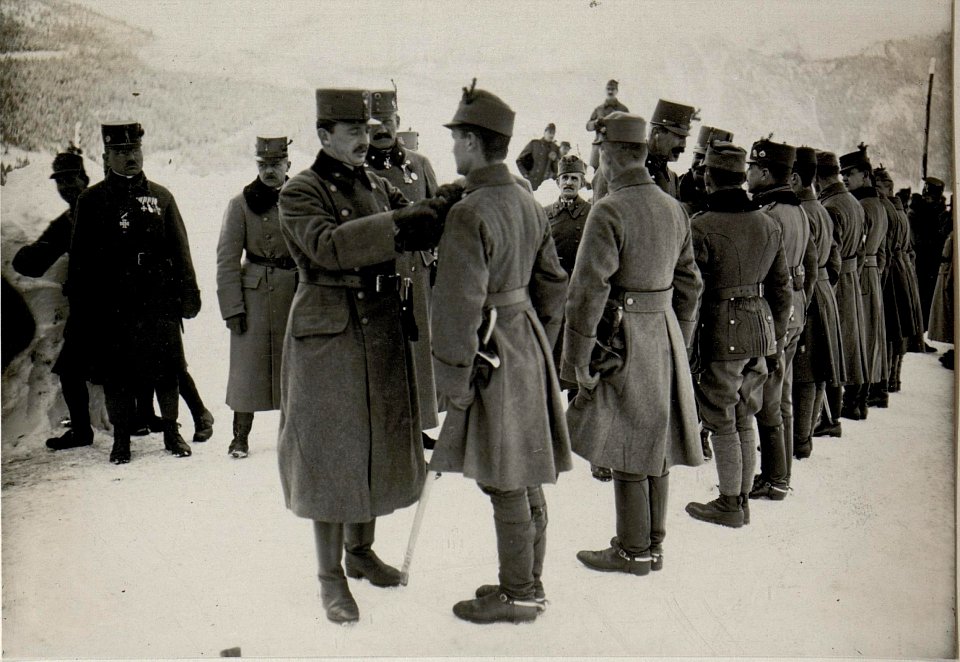 Kaiser Karl I. besucht das Plateau von Folgaria (Vielgereuth), 16.1.1917 (BildID 15549628)