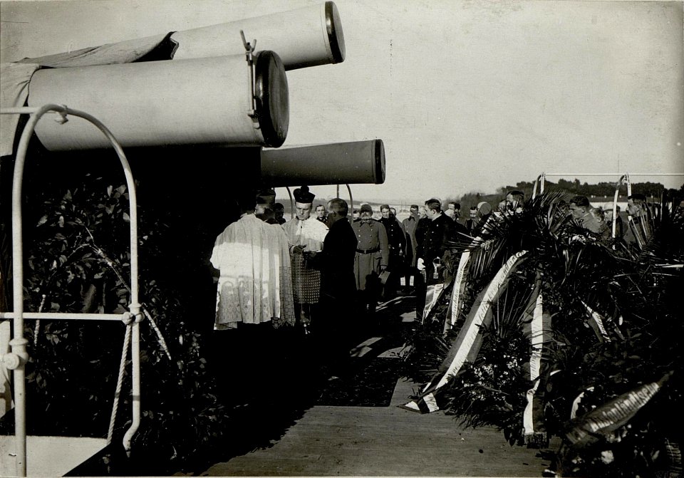 Kaiser Karl I. beim Begräbnis des an Lungenentzündung verstorbenen Grossadmirals Anton Haus in Pola, 10.2.1917 (BildID 15551211)
