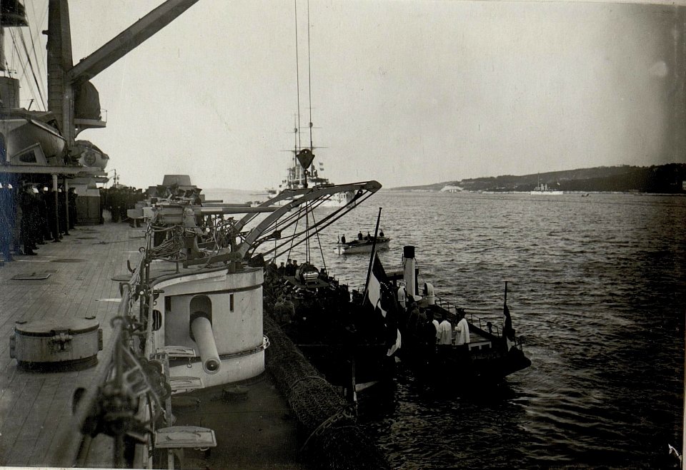 Kaiser Karl I. beim Begräbnis des an Lungenentzündung verstorbenen Grossadmirals Anton Haus in Pola, 10.2.1917 (BildID 15551239)
