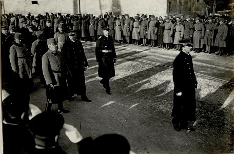 Kaiser Karl I. beim Begräbnis des an Lungenentzündung verstorbenen Grossadmirals Anton Haus in Pola, 10.2.1917 (BildID 15551295)