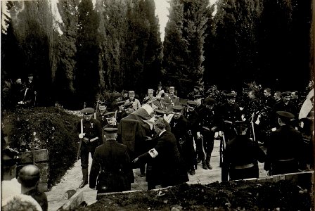 Kaiser Karl I. beim Begräbnis des an Lungenentzündung verstorbenen Grossadmirals Anton Haus in Pola, 10.2.1917 (BildID 15551323)