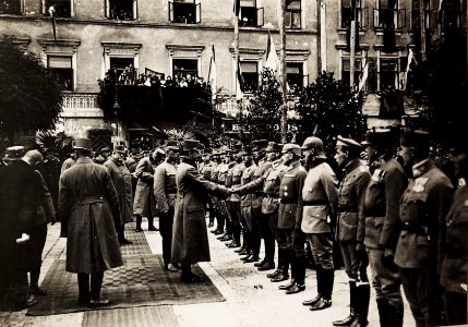 Kaiser Karl I. beim Besuch von Iwano-Frankiwsk (Stanislau) unmittelbar nach der erfolgreichen Gegenoffensive in Galizien am 29.7.1917 (BildID 15566515)