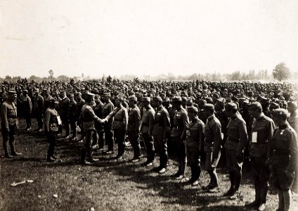 Kaiser Karl I. im Raum Snjatin am 29.7.1917 unmittelbar nach der erfolgreichen Gegenoffensive in Galizien (BildID 15566613)