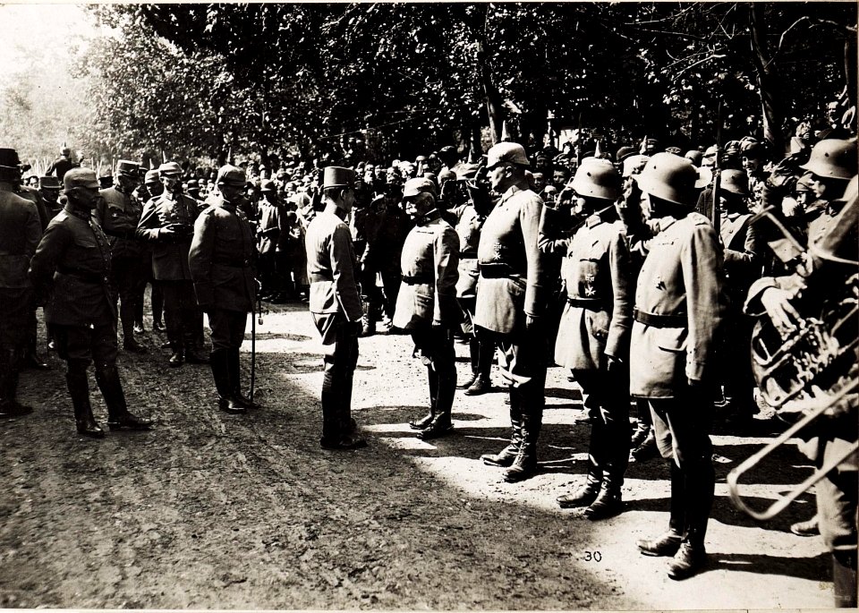 Kaiser Karl I. im rückeroberten Tarnopol am 30.7.1917 unmittelbar nach der erfolgreichen Gegenoffensive (BildID 15566676)