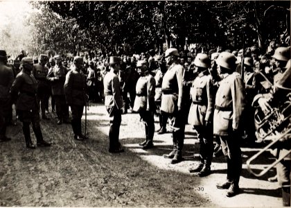 Kaiser Karl I. im rückeroberten Tarnopol am 30.7.1917 unmittelbar nach der erfolgreichen Gegenoffensive (BildID 15566676)