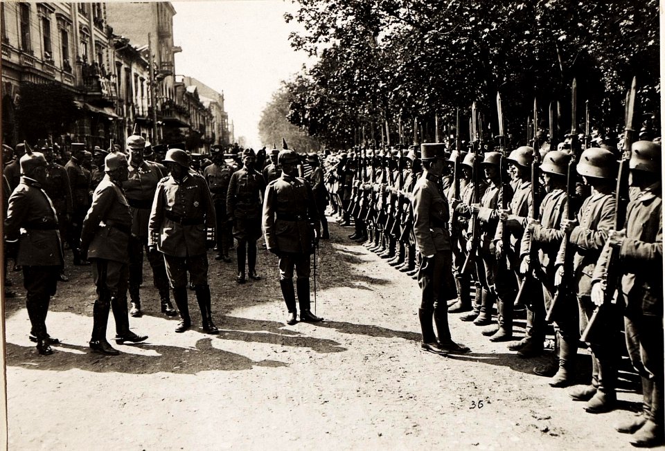 Kaiser Karl I. im rückeroberten Tarnopol am 30.7.1917 unmittelbar nach der erfolgreichen Gegenoffensive (BildID 15566704)
