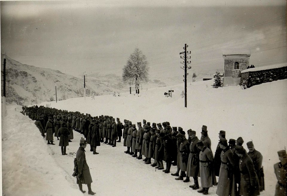 Kaiser Karl I. besucht das Plateau von Folgaria (Vielgereuth), 16.1.1917 (BildID 15549642)