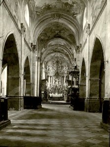 Jędrzejów. Opactwo cystersów. Wnętrze nawy głównej kościoła, widok w kierunku prezbiterium, ołtarz główny, stalle i ambona