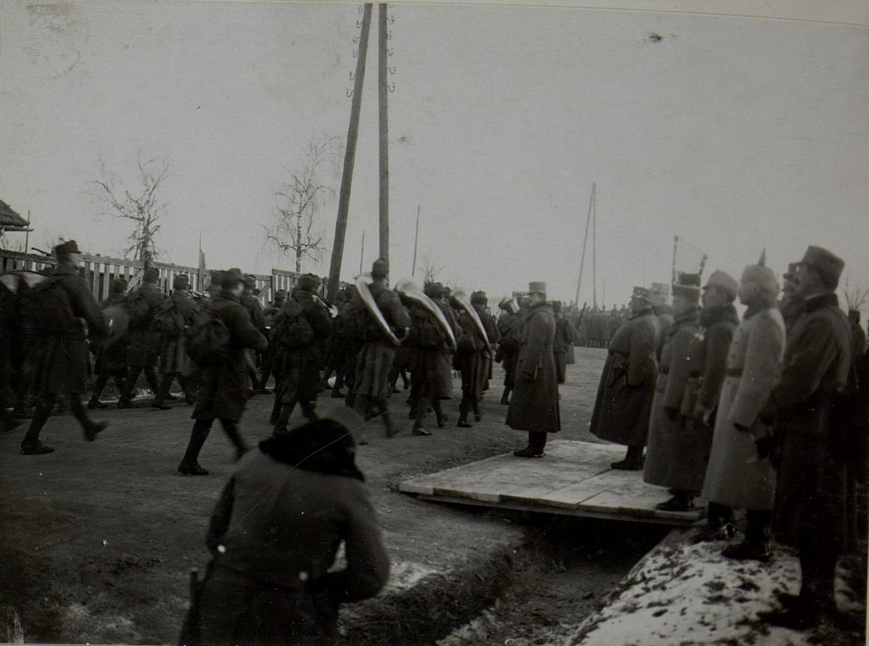 Kaiser Karl I. in Ozhydiv, 9.12.1917, die Wiener Truppen marschieren am Kaiser vorbei (BildID 15445711)