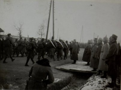 Kaiser Karl I. in Ozhydiv, 9.12.1917, die Wiener Truppen marschieren am Kaiser vorbei (BildID 15445711)