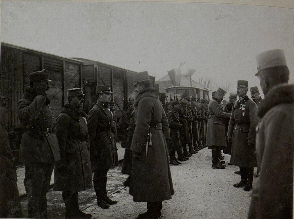 Kaiser Karl I. in Ozhydiv, 9.12.1917. Im Gespräch mit dekorierten Offizieren, im Hintergrundmit Spangen und Orden Feldmarschall Böhm-Ermolli (BildID 15445669)