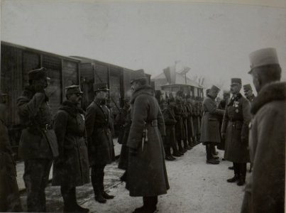 Kaiser Karl I. in Ozhydiv, 9.12.1917. Im Gespräch mit dekorierten Offizieren, im Hintergrundmit Spangen und Orden Feldmarschall Böhm-Ermolli (BildID 15445669)