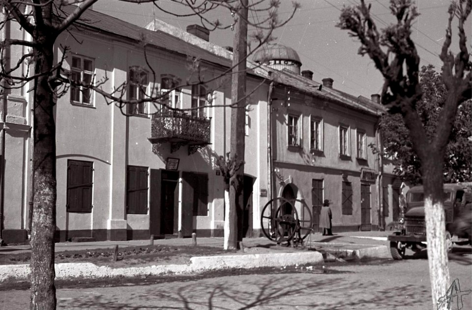 Jędrzejów. Rynek, południowa pierzeja, apteka Smagłowskich i dom Przypkowskich, 1931-1938