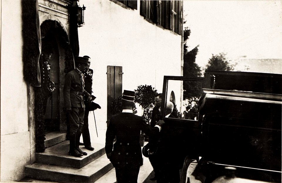 Kaiser Karl I. und Kaiserin Zita auf der letzten Station in Bregenz, während der Frontreise Kaiser Karls des I. vom 1. Juni 1917 bis zum 6. Juni 1917 an die Isonzofront, Istrien, Kärnten und Vorarlber (BildID 15565527)