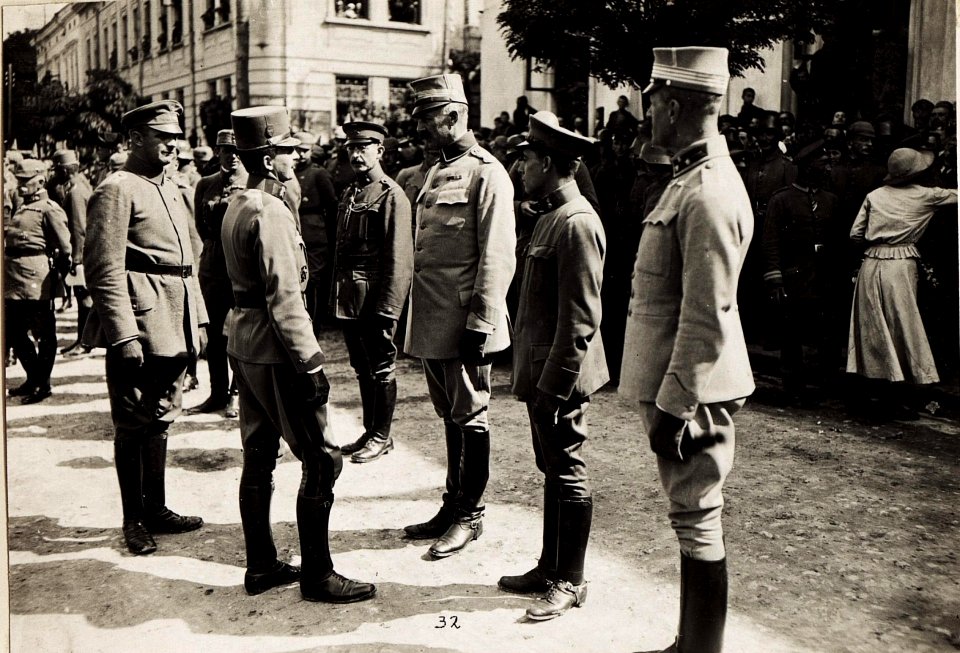 Kaiser Karl I. im rückeroberten Tarnopol am 30.7.1917 unmittelbar nach der erfolgreichen Gegenoffensive (BildID 15566690)