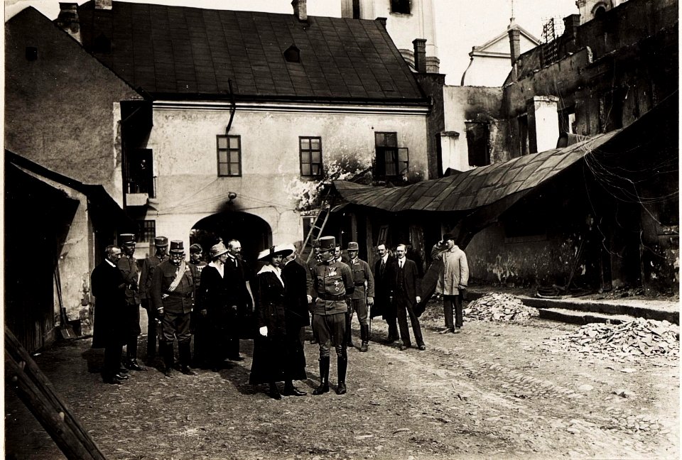 Kaiser Karl I. und Kaiserin Zita besuchen das am 21.5.1917 von einem Brand zerstörte Gyöngyös am 23.5.1917 (BildID 15564798)