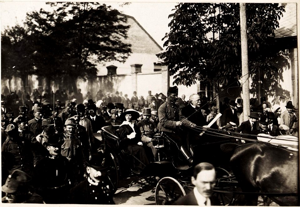 Kaiser Karl I. und Kaiserin Zita besuchen das am 21.5.1917 von einem Brand zerstörte Gyöngyös am 23.5.1917 (BildID 15564826)
