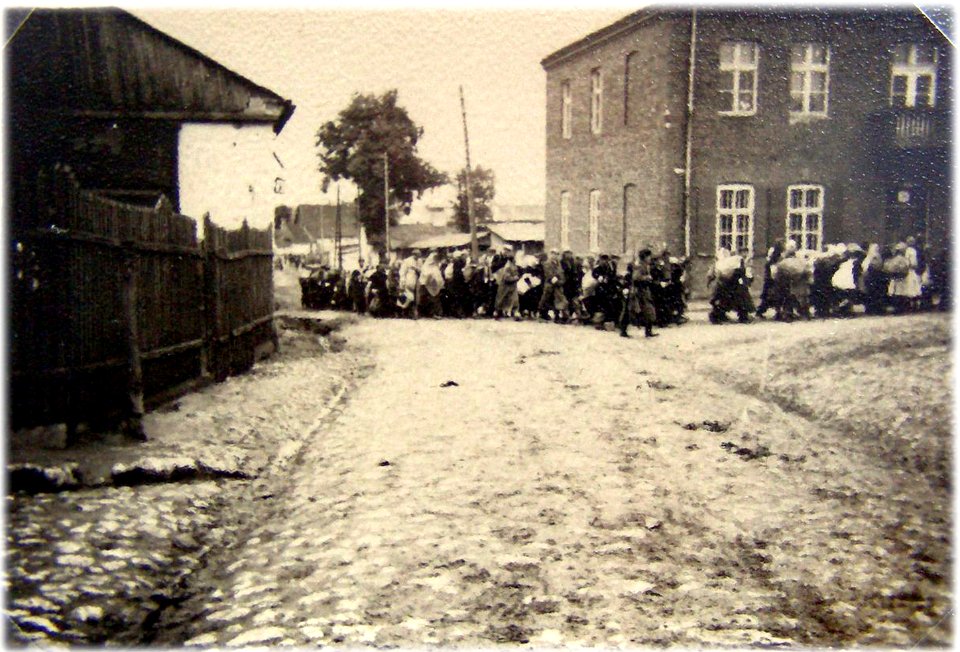 Jędrzejów. Skrzyżowanie ulic Strażackiej i Przypkowskiego. Pierwszy transport Żydów z getta do niemieckiego obozu zagłady w Treblince, 16.IX.1942