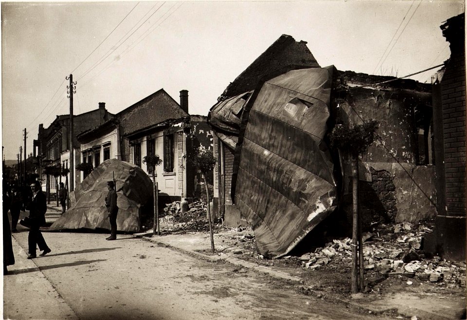 Kaiser Karl I. und Kaiserin Zita besuchen das am 21.5.1917 von einem Brand zerstörte Gyöngyös am 23.5.1917 (BildID 15564911)