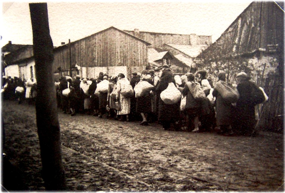 Jędrzejów. Ul. Strażacka. Pierwszy transport Żydów z getta do niemieckiego obozu zagłady w Treblince, 16.IX.1942
