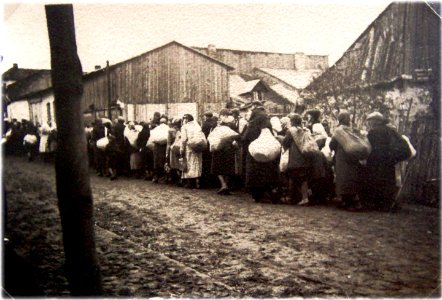 Jędrzejów. Ul. Strażacka. Pierwszy transport Żydów z getta do niemieckiego obozu zagłady w Treblince, 16.IX.1942