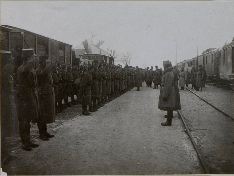 Kaiser Karl I. in Ozhydiv, 9.12.1917. Karl I. spricht zur Truppe (BildID 15445697)