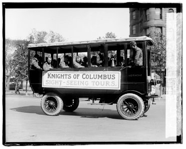 K of C taking wounded soldiers out sightseeing LCCN2016819643