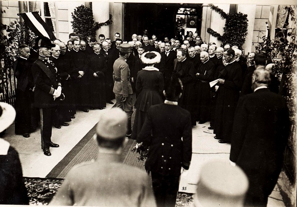 Kaiser Karl I. und Kaiserin Zita in Feldkirch, in der Stella Matutina, am 5. Juni 1917. Karl bereiste vom 1. Juni 1917 bis zum 6. Juni 1917 die Isonzofront, Istrien, Kärnten und Vorarlberg (BildID 15565408)