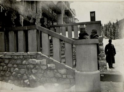 Kaiser Karl I. in Predazzo, beim zweiten bosnisch-hercegowinischen Infanterieregiment, Jänner 1917 (BildID 15549453)