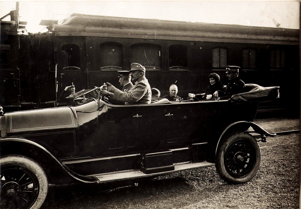Kaiser Karl I. und Kaiserin Zita in Postojna (Adelsberg) am 3. Juni 1917. Vom 1. Juni 1917 bis zum 6. Juni 1917 bereiste Karl I. die Isonzofront, Istrien, Kärnten und Vorarlberg (BildID 15565030)