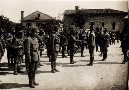 Kaiser Karl I. in Triest während seiner Frontreise an die Isonzofront, Istrien, Kärnten und Vorarlberg, die vom 1. Juni 1917 bis zum 6. Juni 1917 dauerte (BildID 15564988)