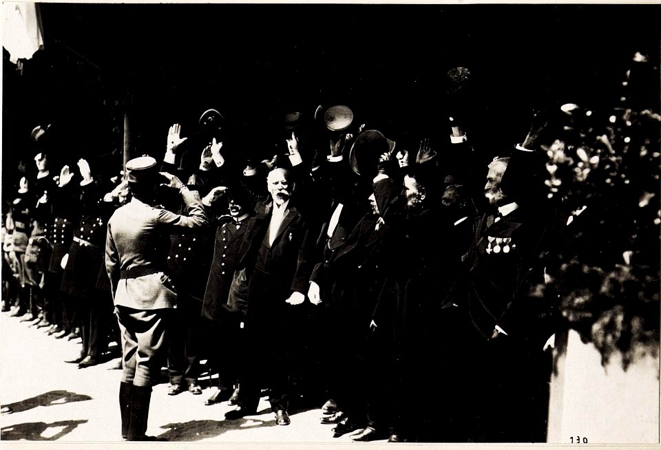 Kaiser Karl I. und Kaiserin Zita auf der letzten Station in Bregenz, während der Frontreise Kaiser Karls des I. vom 1. Juni 1917 bis zum 6. Juni 1917 an die Isonzofront, Istrien, Kärnten und Vorarlber (BildID 15565541)