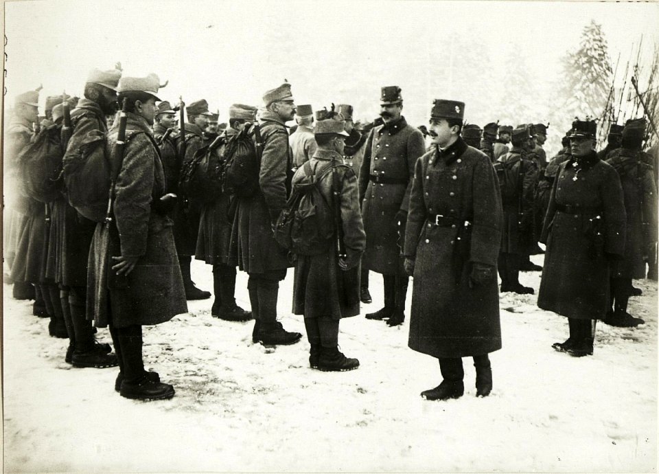 Kaiser Karl I., Besuch in Calliano, Inspizierung der Truppe. (neben dem Kaiser, Erzherzog Eugen) (BildID 15415709)