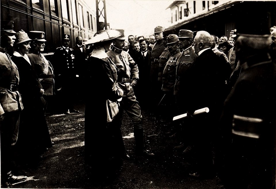 Kaiser Karl I. und Kaiserin Zita besuchen das am 21.5.1917 von einem Brand zerstörte Gyöngyös am 23.5.1917 (BildID 15564784)